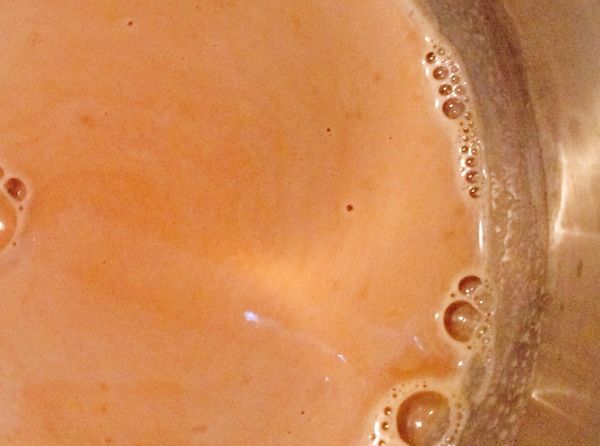 將牛奶加熱成溫的，再加入黑糖融化，成為黑糖牛奶。