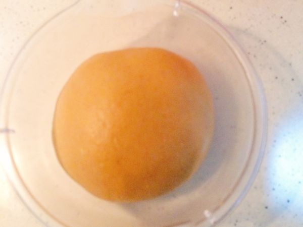 (主麵糰製作）
1）將所有材料（除約30g的黑糖牛奶）外放入鋼盆中攪拌成糰。《攪拌過程中水份視麵糰狀況慢慢加入》
2）攪拌至薄膜
3）將麵糰滾圓收口朝下，放置於抹少許油的盆中。
4）進行基礎發酵40分鐘