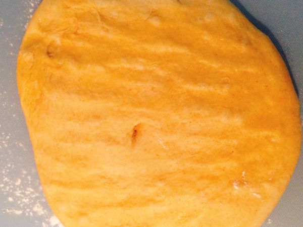 桌面和麵糰表面撒些麵粉，將麵糰壓平，空氣拍出。