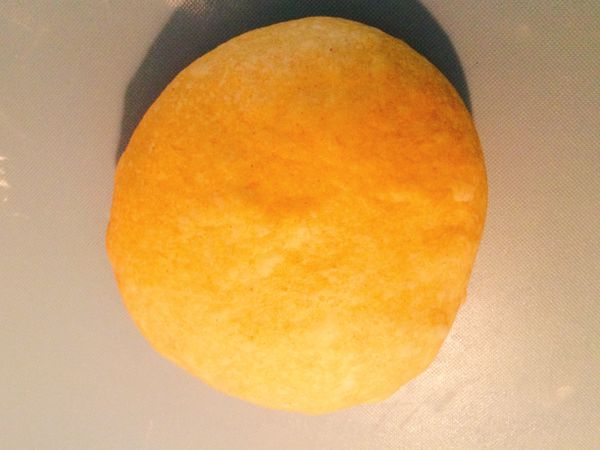 滾成圓形，鋪上保鮮膜，中間休息15分鐘。