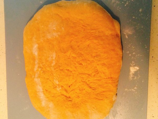 #整型：橄欖型
麵糰表面撒些麵粉防沾黏，用橄麵棍擀成長條型。