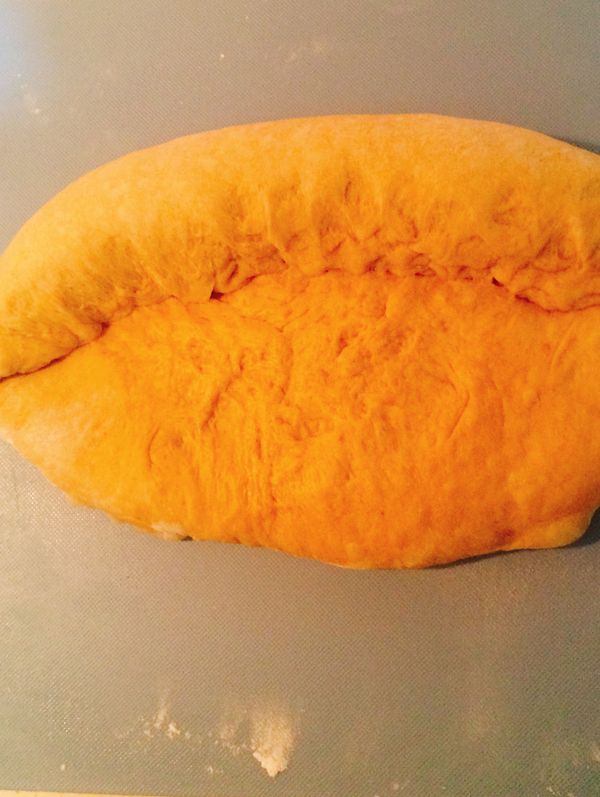 將麵糰由長向捲起成橄欖型。