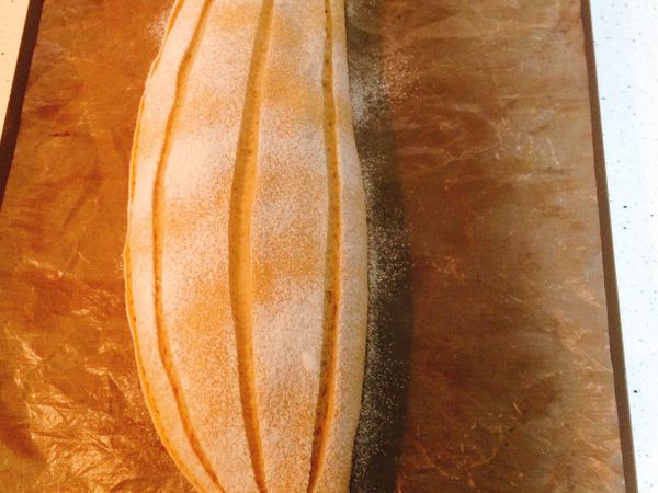 1）用刀在麵糰表面切4條線
2）淋上少許橄欖油