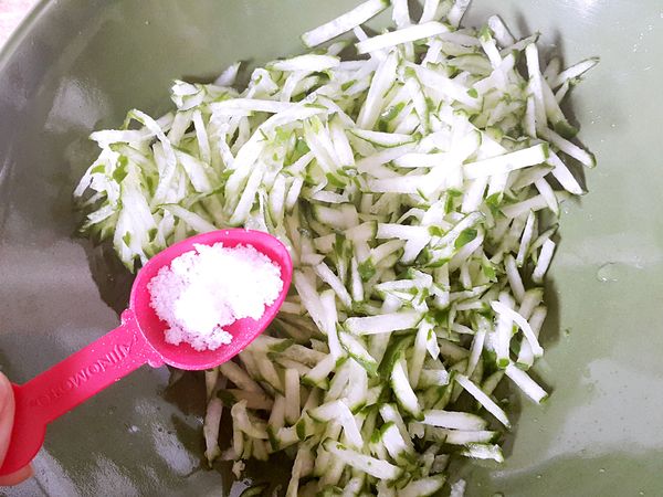 小黃瓜刨絲加入一小匙鹽巴抓一抓靜置10分鐘後出水將鹽份洗淨備用