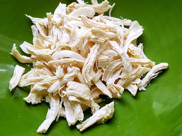 步驟2煮好後放涼用手撕成雞絲備用