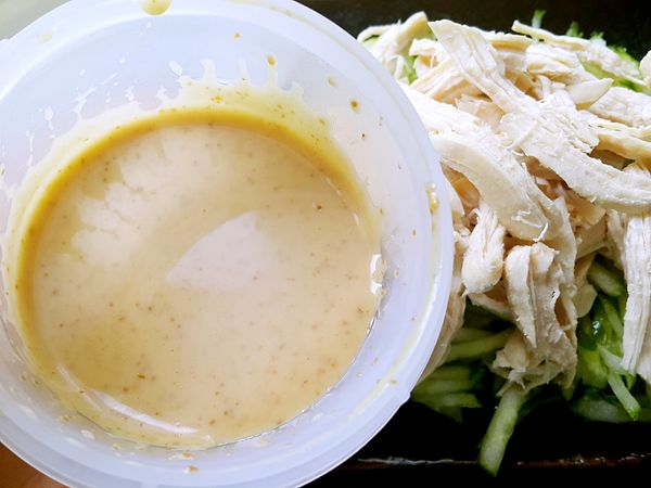 準備盤子先鋪上滿滿的黃瓜絲再放上雞絲
最後淋上胡麻醬完成
花生醬2茶匙
醬油,黑醋各一茶匙調勻就是自製胡麻醬