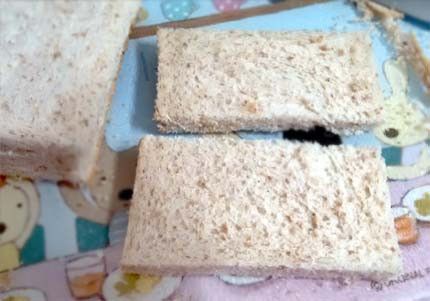 全麥吐司去邊，從中橫切成2片長方形