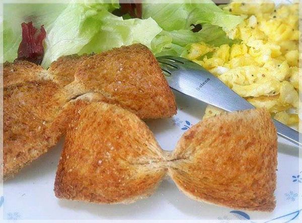 以180度烤約10分鐘至吐司金黃酥脆，移至網架上放涼後，剪開烘焙紙即可擺盤食用