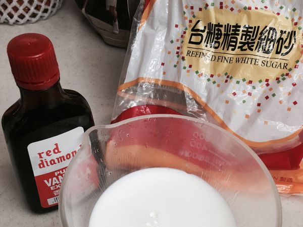將鮮奶、細砂糖35g、香草精或香草莢加熱均勻 （不要超過65度）