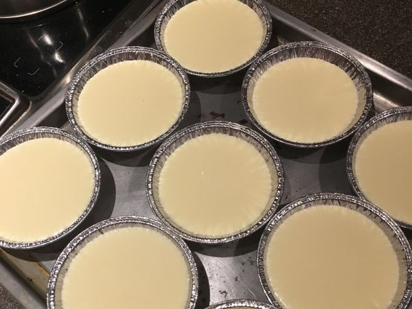 放入容器中，再在烤盤上加入差不多一公分的水隔水烤培約35～40分鐘(160度），可用刀子插入確認是否凝固，若刀上無殘留物那就可囉！若有再烤個5分鐘再做確認，以此類推～