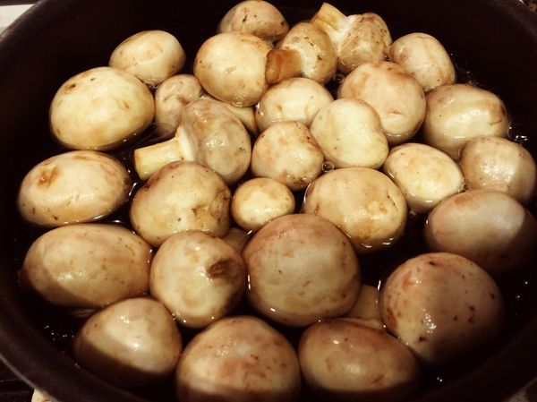 蘑菇洗淨後川燙，大概水再滾了就可以撈起來。冰塊稍微冰鎮一下，把水分擦乾備用。