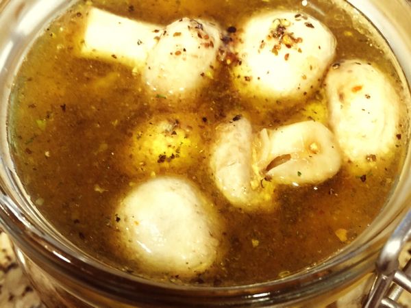 準備一個乾淨的容器，放入步驟1的蘑菇，再把步驟2的醬汁倒進去，需要淹蓋住蘑菇的高度。
密封起來後，放置冰箱內冰存。