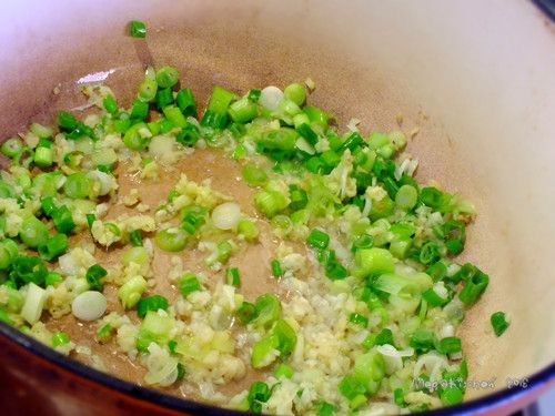 燉鍋內放少許油、燒熱後炒香蔥薑蒜末。