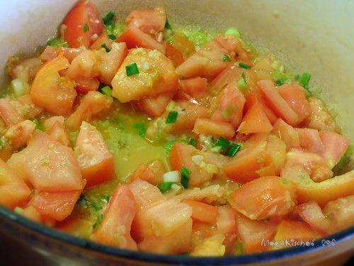 倒入番茄、加入砂糖一起炒至番茄出水；倒入豆瓣醬以及蒜蓉辣椒醬同煮成糊狀