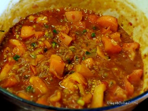 然後倒入牛肉（牛骨）以及其它食材，注入清水蓋過食材、一同燉煮至牛腩熟軟即可。