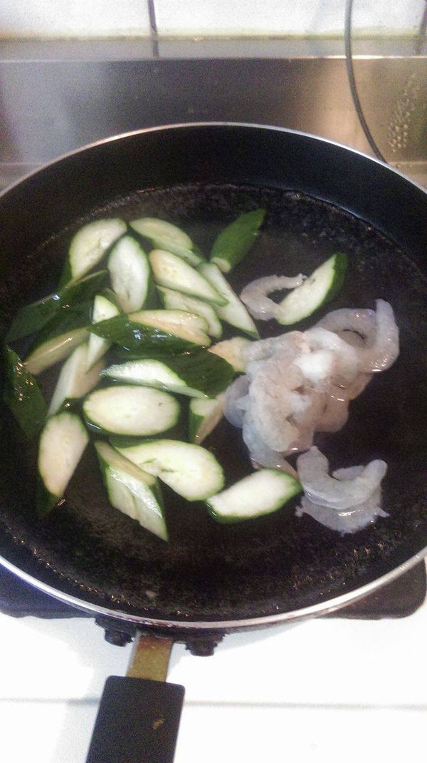 將小黃瓜切滾刀含蝦仁一起川燙，蝦仁熟了即可撈起