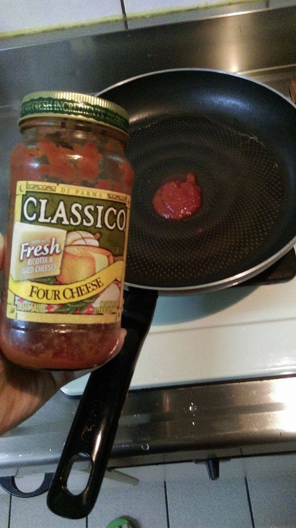 另起一鍋將CLASSICO義大利麵醬放至鍋中炒香