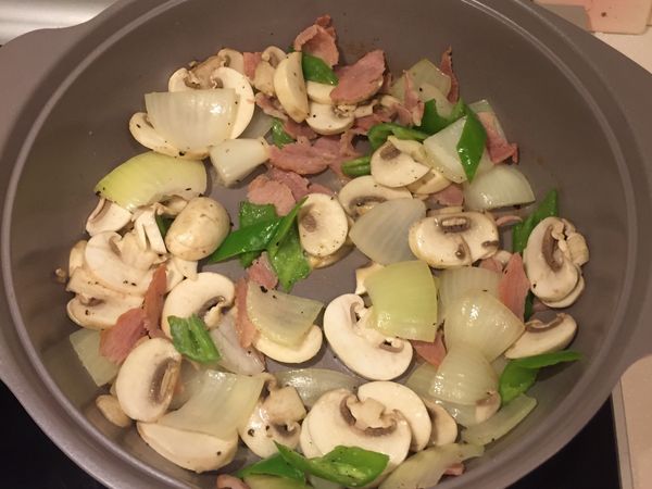 把所有材料切好，在鑊中放小小油(牛油也可)，然後把洋蔥，煙肉，蘑菇，青尖椒放入鑊中炒熟