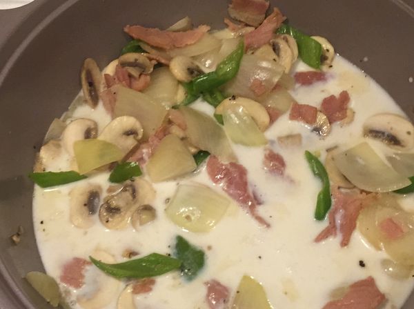 全部材料熟透後，放入牛奶及芝士粉/芝士，煮5分鐘，當牛奶芝士煮沸後會變成汁狀