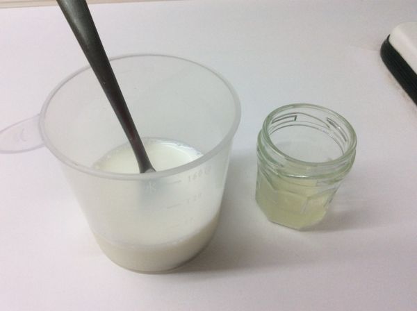 檸檬汁和牛奶混合後,等5分鐘