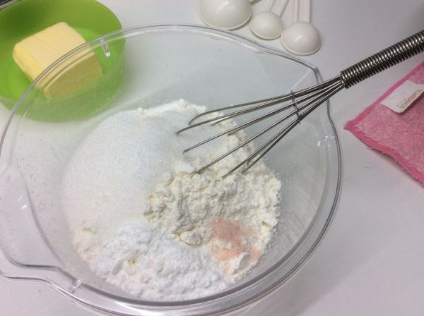 泡打粉、糖、鹽巴跟麵粉混合後過篩
