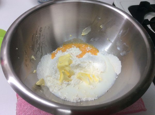 7成的全蛋液+奶油+牛奶檸檬汁，和乾粉類攪拌成團後加入蔓越莓。（留3成蛋液等一下刷司康麵團）