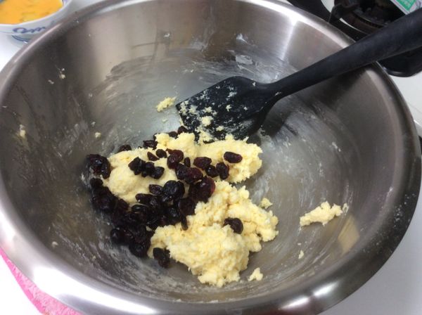 用橡皮刮刀將蔓越莓拌勻即可，不用攪拌過久，避免出筋。