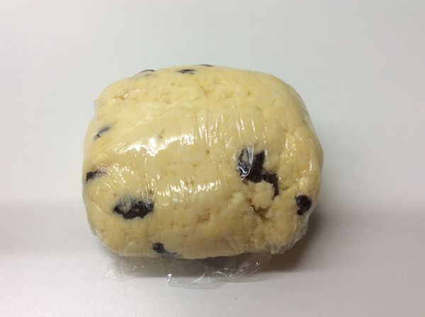 準備一張保鮮膜，將麵糰包起來，室溫鬆弛20分鐘。
開始鬆弛5分鐘後，先預熱烤箱200/200；烘王：220/210