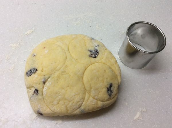 20分鐘後拿出，桌上先抹一些麵粉，手上也抓一些手粉後，將麵糰稍微整形的緊實一些，圓刀模沾點麵粉，將麵糰切成需要的份數。可先用圓刀模畫出4個的大小，切出4個來。