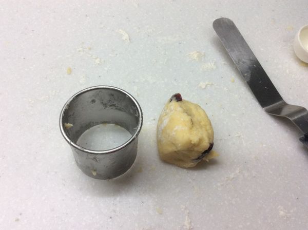 剩下的麵團，一個一個進圓刀模整型