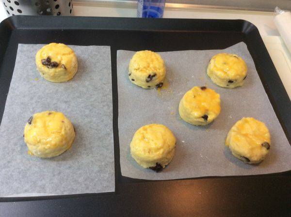 刷上剩下的蛋液，進烤箱烤200/200-15-18分鐘。我的烘王：220/210 15分鐘