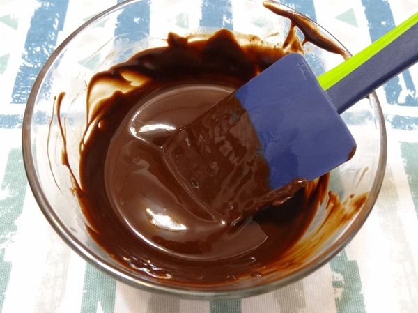 將巧克力豆與無鹽奶油隔水加熱融化，放置室溫備用（若不易化開，可以加入少許的鮮奶）