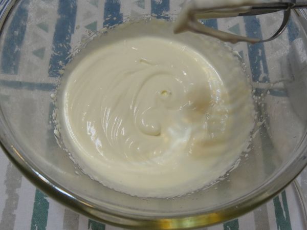 將細砂糖與鮮奶油放入盆中，打發至小勾狀，別過度打發至可擠花狀態，口感會較差。