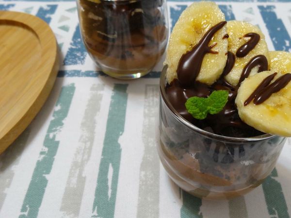 將冷藏好的慕斯取出，可撒上些餅乾碎、水果、巧克力淋醬，讓慕斯的口感更有層次