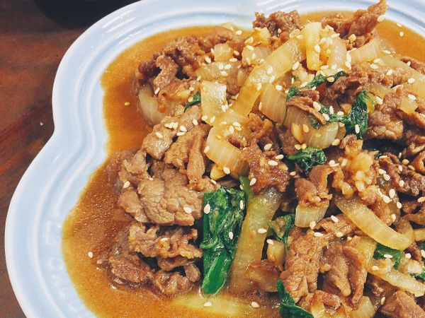 起油鍋
先下洋蔥，稍微拌炒，開始透明就下蒜末跟牛肉
迅速拌炒開來
下蔥段
這時候可以加入燒肉醬（一點點就好，不要加太多）
這時候試味道，若覺得太甜加少許鹽調味
加九層塔進鍋，關火
上桌前撒一點白芝麻
完成✌️