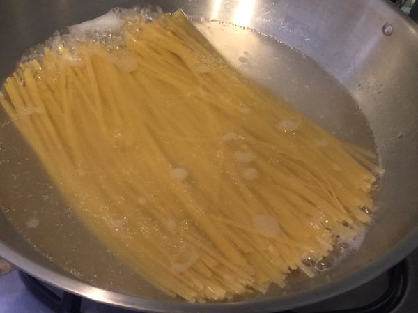 煮義大利麵，約10分鐘