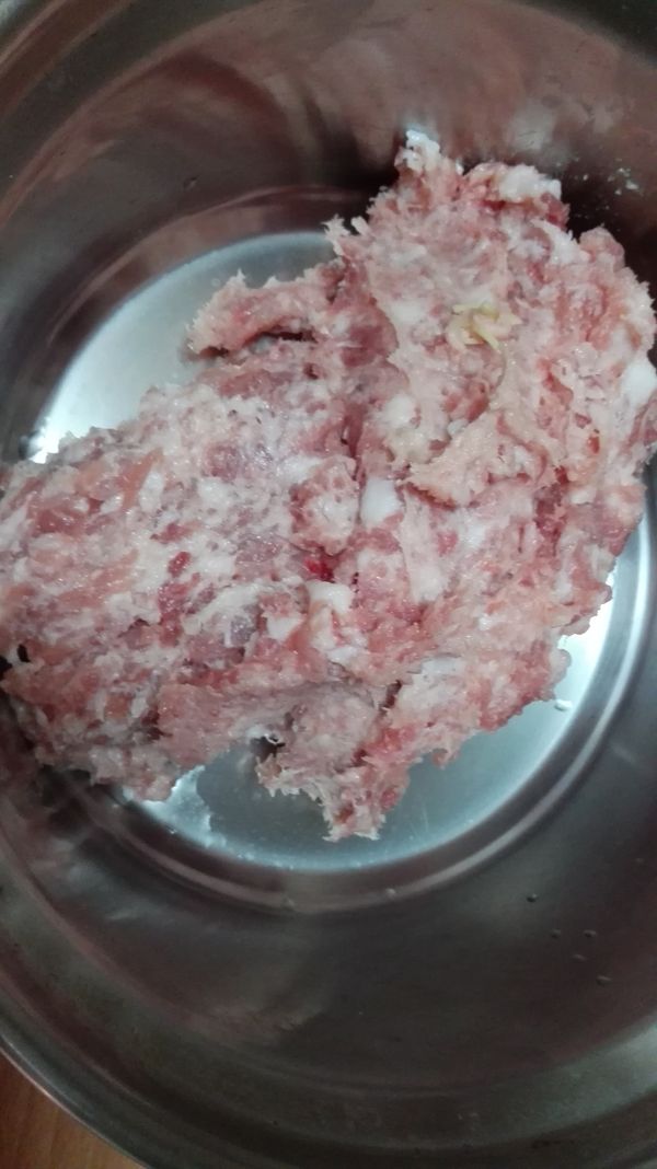 取豬絞肉，將其剁碎至黏稠，放入攪拌鍋；將虱目魚漿、紅蘿蔔細絲、薑末、蔥末、蛋白全數放入攪拌鍋，充分攪拌均勻，然後加入鹽，黑胡椒粉調味後，靜置10分鐘。