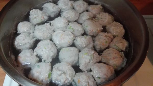 等所有鮮肉魚漿，全數放入溫水中，開火煮滾鍋水，等所有鮮肉魚丸浮上水面，即可關火撈起完成。