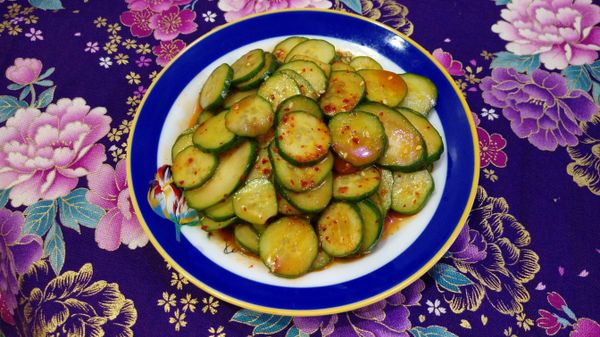 將所有調味料放入切片的小黃瓜中, 充份拌勻入味即可食用.