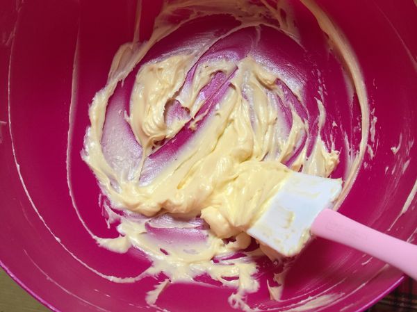 將軟化的無鹽奶油打散
再加入糖粉拌勻✊