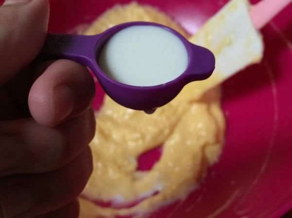 蛋液分兩次加入
再加入牛奶攪拌