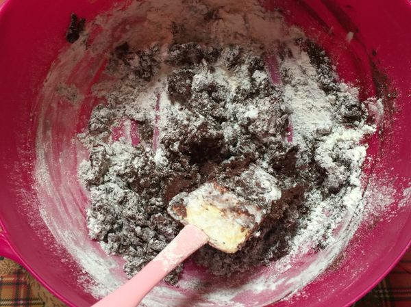 將可可粉 麵粉 鹽過篩進去
用刮刀拌勻🙌