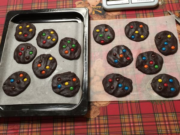 放上m&amp;m巧克力 如圖
每片5顆 剛好剩9顆👍
再放入烤箱烤20分鐘 悶5分鐘❗️