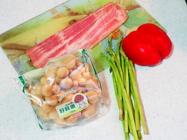 將鴻喜菇去除蒂頭，紅甜椒和蘆筍都切成小條狀，備用。