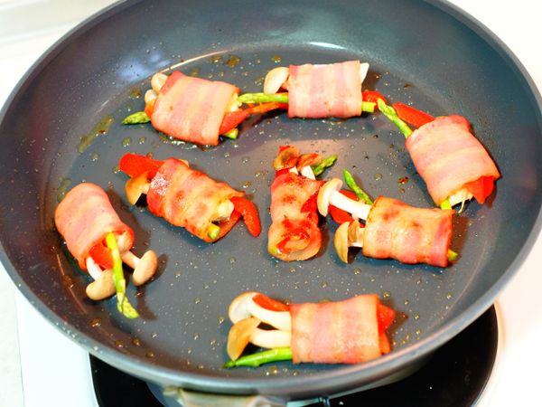 再將捲好的培根放入在平底鍋中，再以中火將培根慢慢的煎熟。