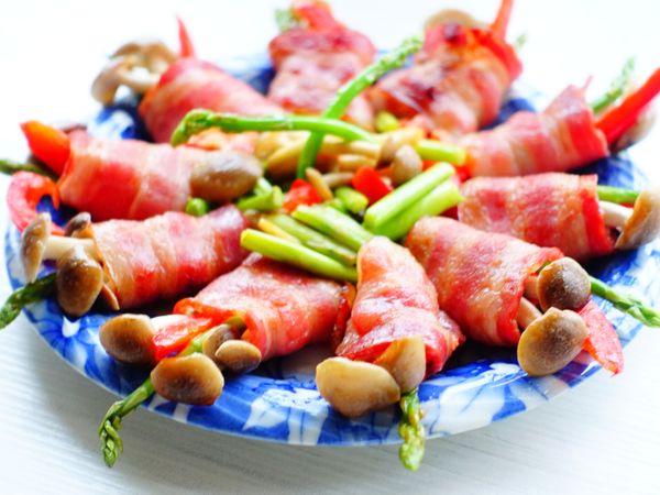 最後起鍋前，再灑上所有調味料調味即可。