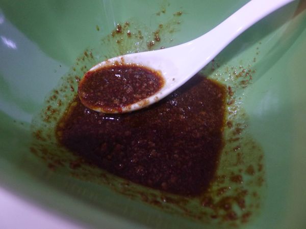 先取一個碗將[調味料]先拌勻。PS:醬油的量可以自己斟酌加減，依自己的口味調整鹹度