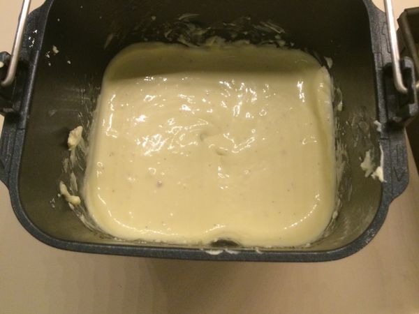 將食材B的麵粉過篩混合後，加入內鍋中，再用烏龍麵模式攪打一次。