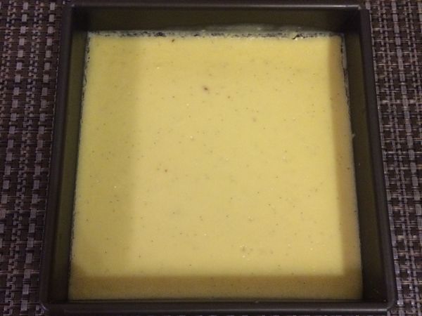 將打好的麵糊過篩，倒入蛋糕盆中。送入烤箱用120度烤50分鐘。