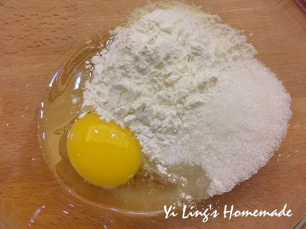 所有粉類過篩+砂糖+蛋攪拌均勻~